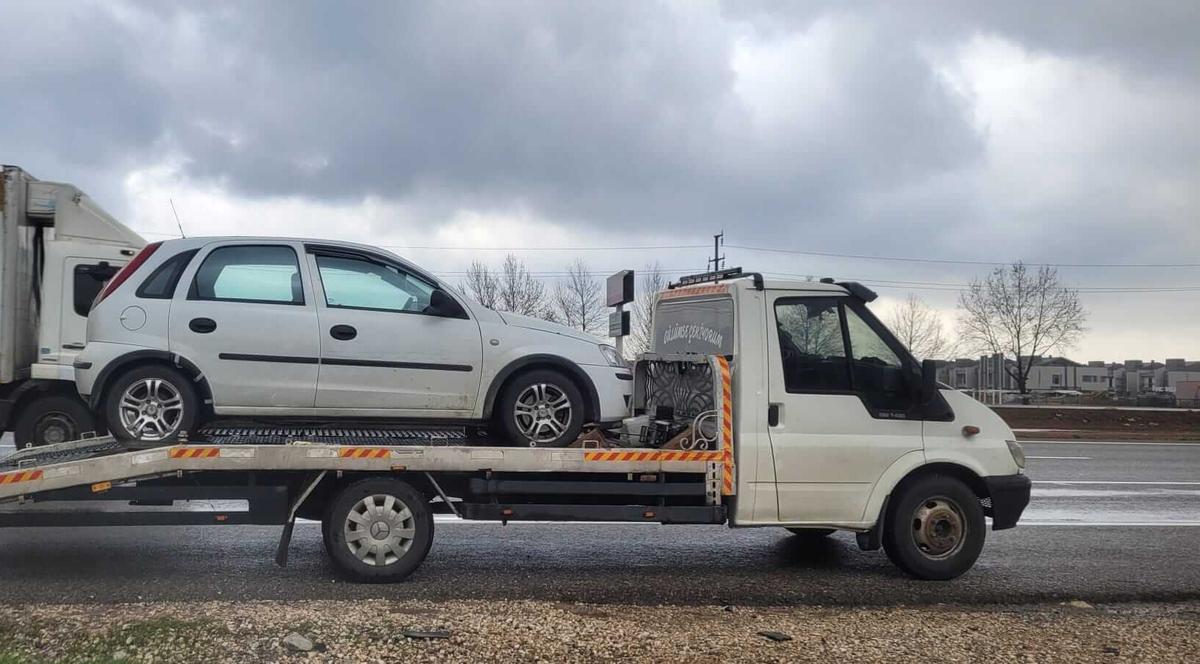 Otobanda arızalanan araç için çekici hizmeti