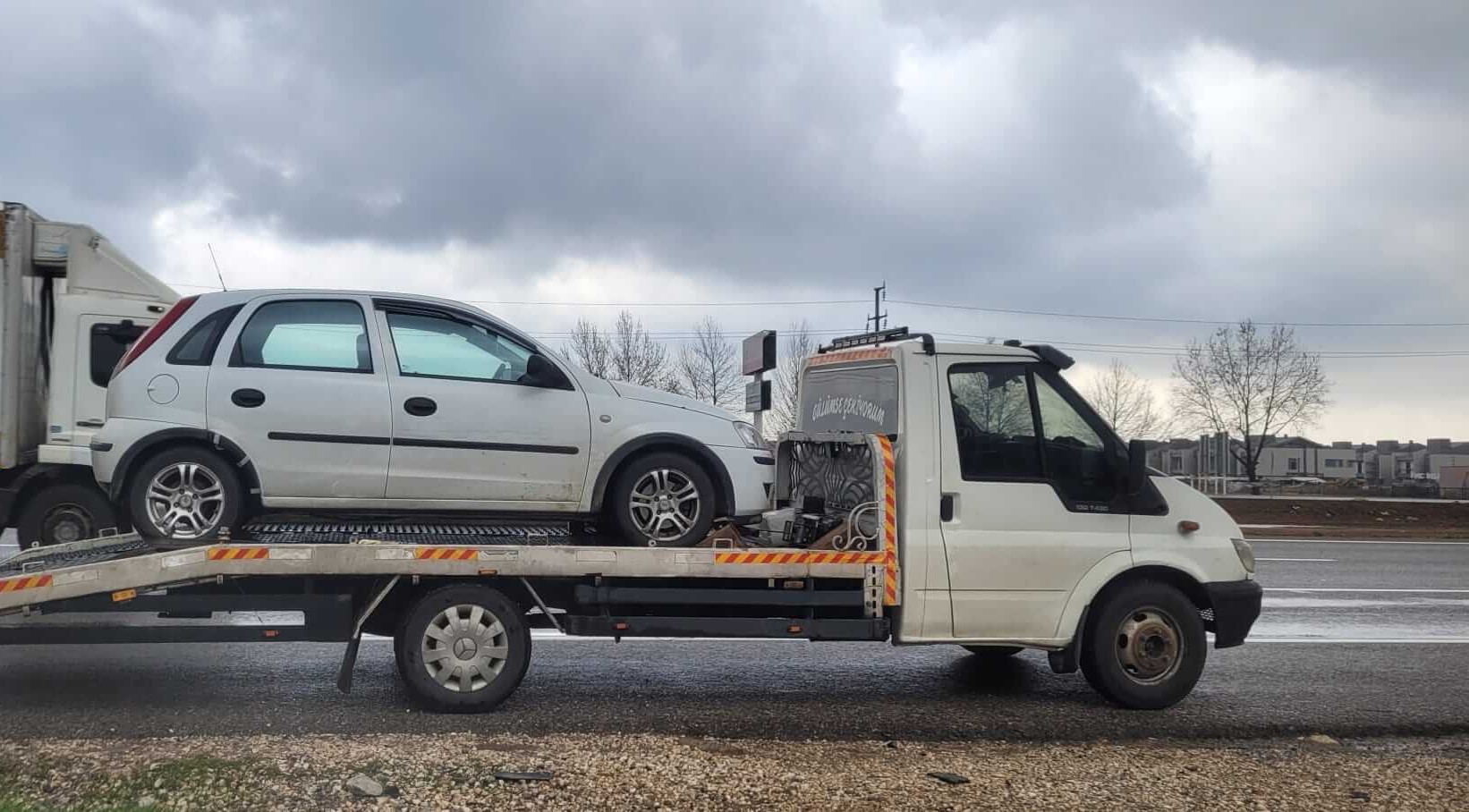 Döşemealtı ve Burdur Yolu bölgesinde Acar Oto Çekici aracı