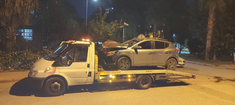 Gece kaza yapan aracın Antalya'da kayar kasa çekici ile taşınması