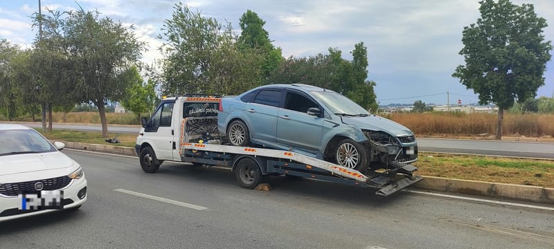 Kaza sonrası hasarlı aracın gündüz Antalya'da kayar kasa çekici ile taşınması
