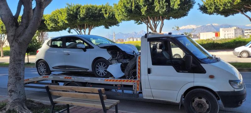 Kaza yapan beyaz aracın Antalya'da kayar kasa çekici ile taşınması