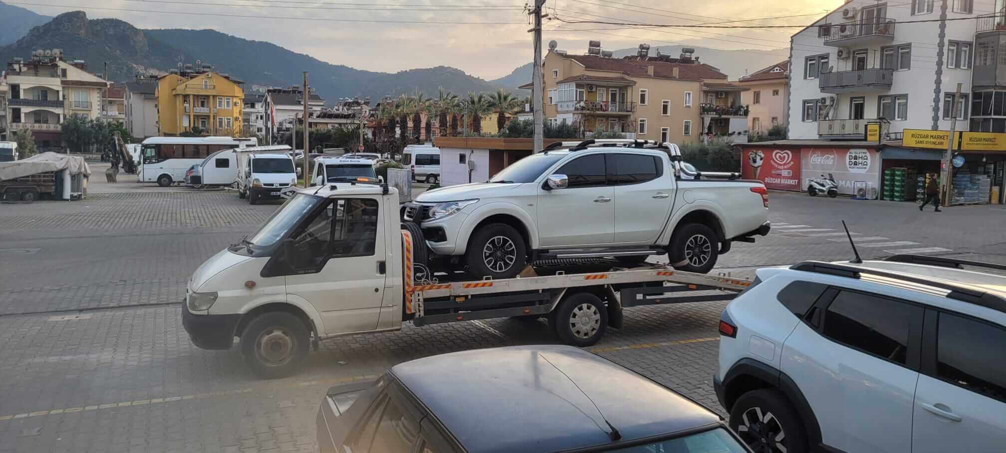 Antalya 4x4 pikap çekici ve yol yardım hizmeti. Beyaz renkli pickup aracın oto kurtarıcı ile güvenli şekilde taşınması.