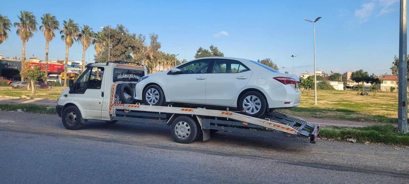 Antalya'da kayar kasa çekici ile binek araç taşıma