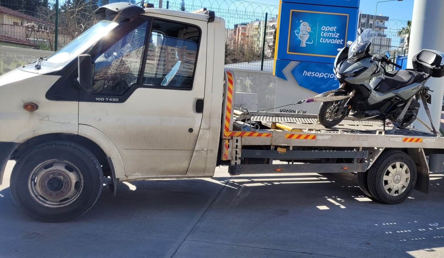 Muratpaşa 100. Yıl Bulvarı'nda oto çekici hizmeti